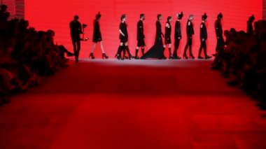 catwalk adlı moda modelleri