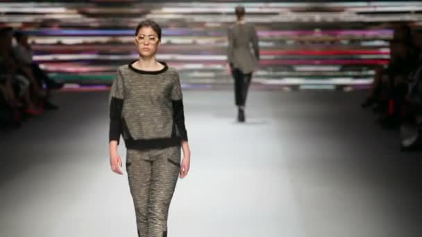 Mode-model op de catwalk — Stockvideo