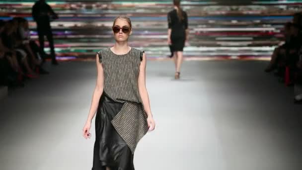 Mode-model op de catwalk — Stockvideo