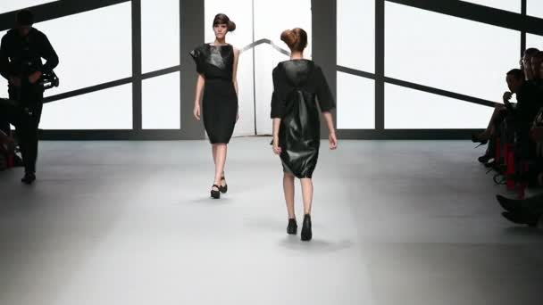 Modelo de moda en pasarela — Vídeo de stock