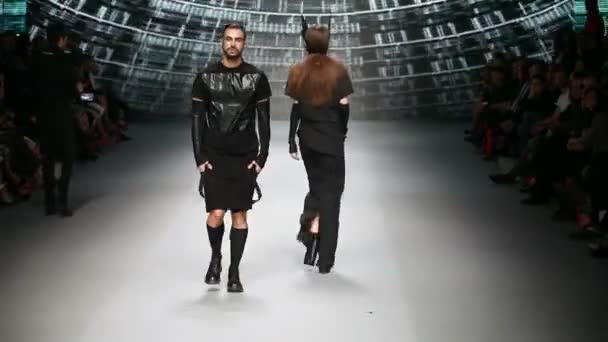 Mannequin op catwalk — Stockvideo