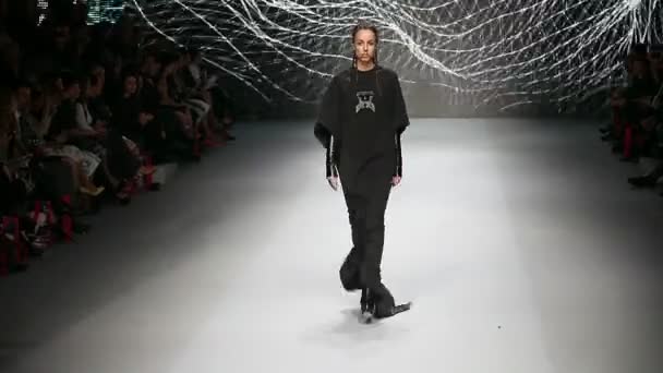 Modelo de moda en pasarela — Vídeo de stock