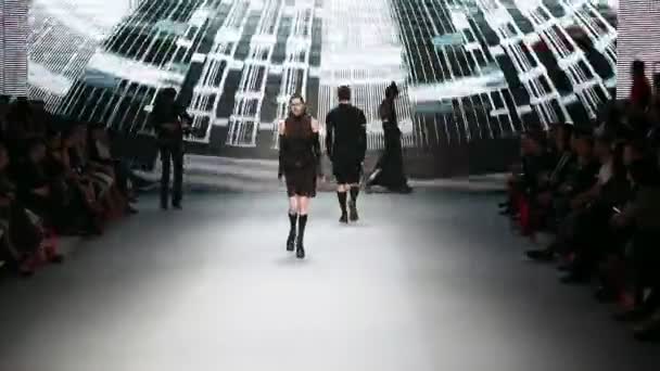 Fashion model at catwalk — Stock Video