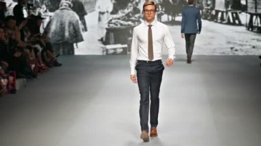 Catwalk adlı bir modeldir