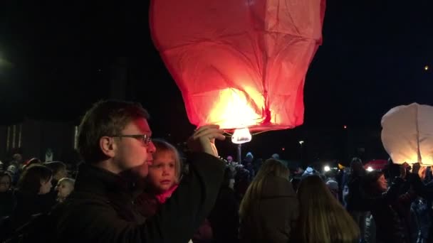 Батько і дочка, випускаючи паперовий ліхтар вночі — стокове відео