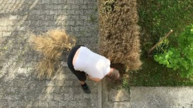 Bahçede bir kürekle çalışan adam