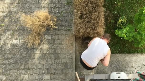 Man aan het werk in de tuin met een schop — Stockvideo