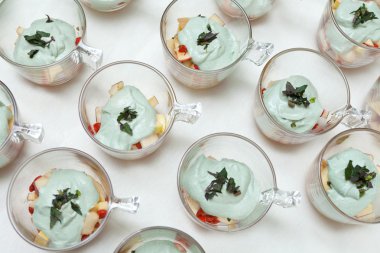 Elma, armut ve limon suyu meyve salatası yapılmış