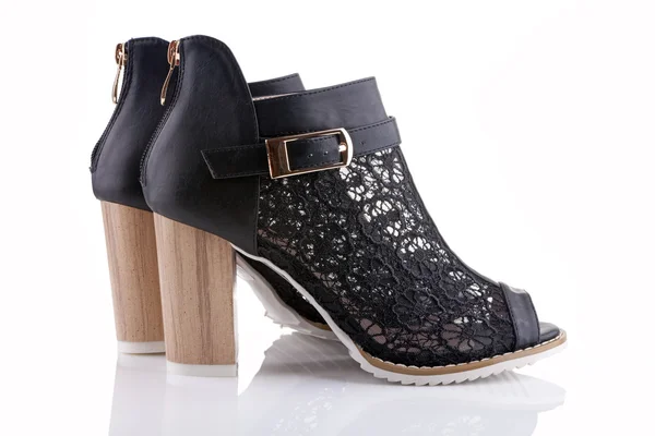 Chaussures femme avec dentelle noire, semelle blanche et talon en bois, isol — Photo