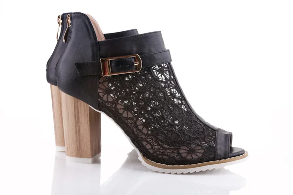 Vrouwelijke schoenen met een houten hiel, isol, zwarte kant en wit enige — Stockfoto