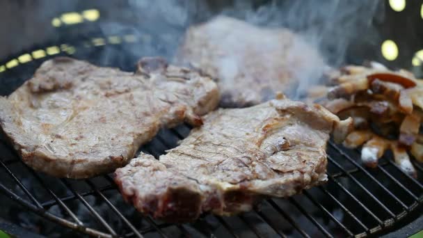 Carne y tocino en la parrilla — Vídeo de stock