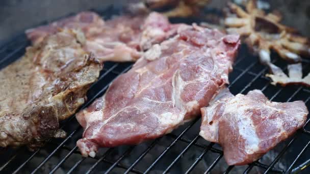 Carne y tocino en la parrilla — Vídeos de Stock