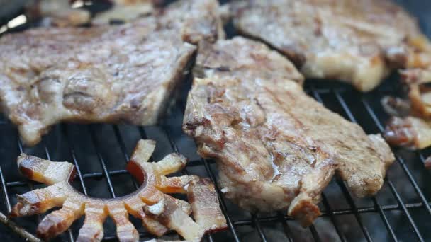 Vlees en spek op de grill — Stockvideo