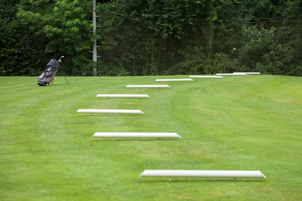 Bolsa de golf en un campo de golf — Foto de Stock