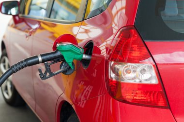 Kırmızı araba yakıt ile dolu