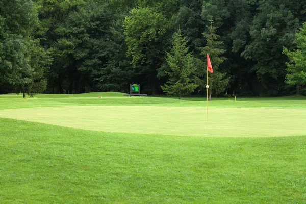 Bandeira vermelha em um campo de golfe — Fotografia de Stock