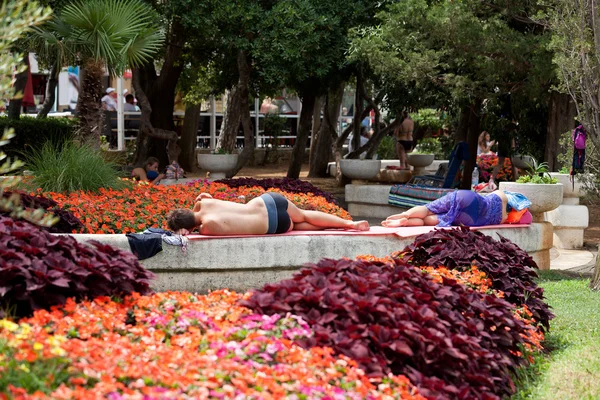 People relaxing in the park after swimming — Stock Photo, Image