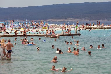 Yüzme ve güneşlenme insanlar