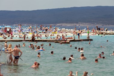 Yüzme ve güneşlenme insanlar