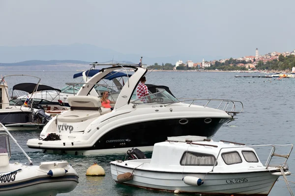 Un garçon et une fille dans le bateau à moteur — Photo