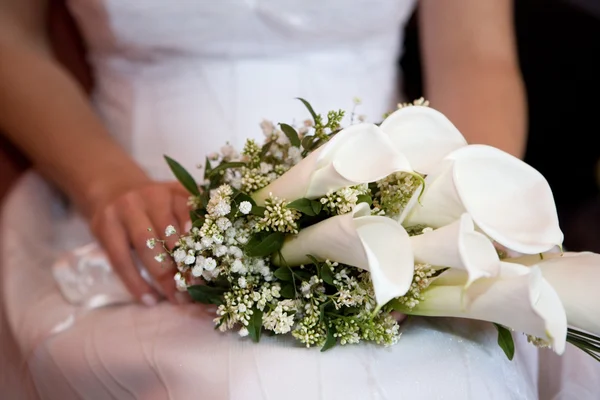 Nevěsta drží svatební kytici — Stock fotografie