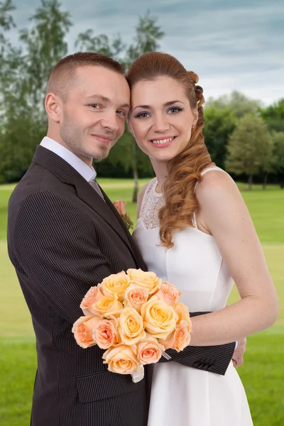 Young wedding couple in the park — Stock Photo, Image