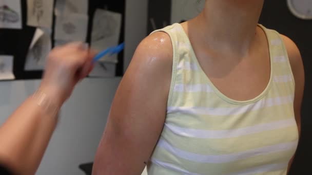 Shaving the skin before a tattoo — Stock Video