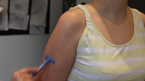 Shaving the skin before a tattoo — Stock Video