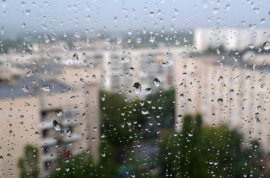 Yağmur damlaları ile camın kenti
