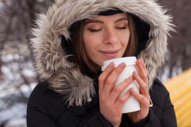 Kış, kadın ve sıcak içecek