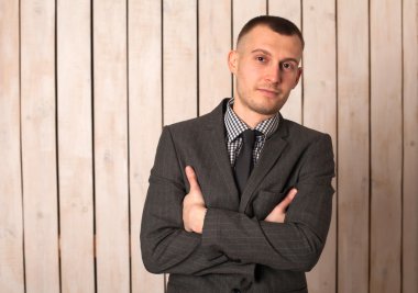 Takım elbiseli adam