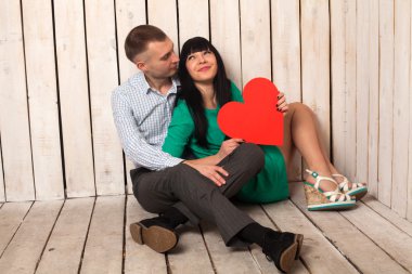 Kırmızı kalp ile Çift