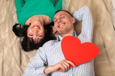 Kırmızı kalp ile Çift