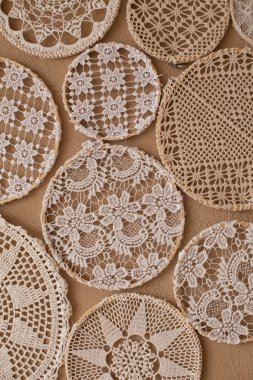 Bir sürü dantel örgü