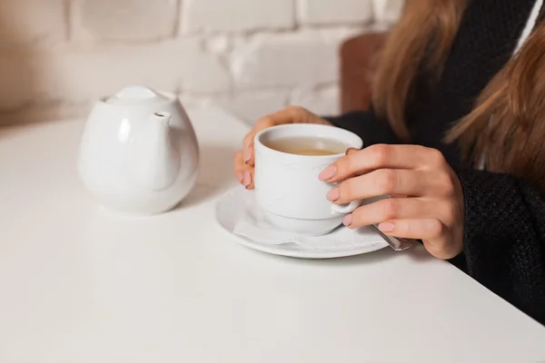 Woman drinking tea — Stock Photo, Image