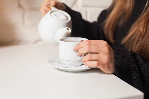 Mujer bebiendo té — Foto de Stock