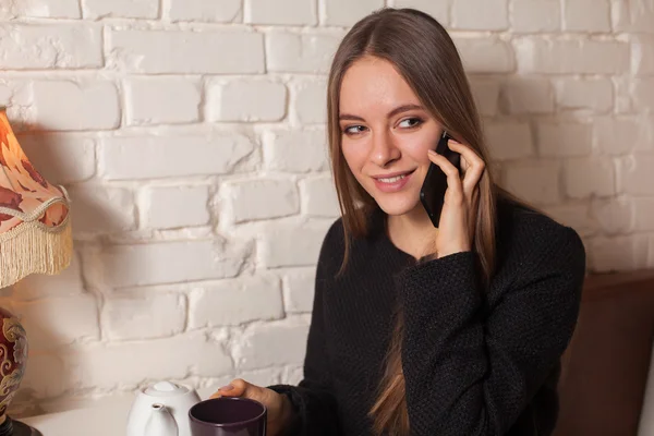 Kvinna med te och smartphone — Stockfoto