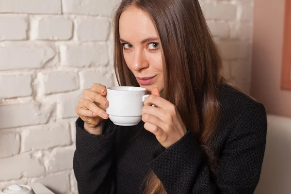 Vrouw die thee drinkt — Stockfoto