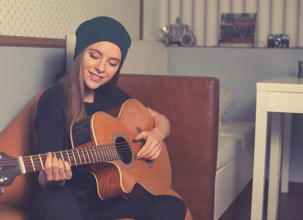 Mujer tocando en la guitarra —  Fotos de Stock