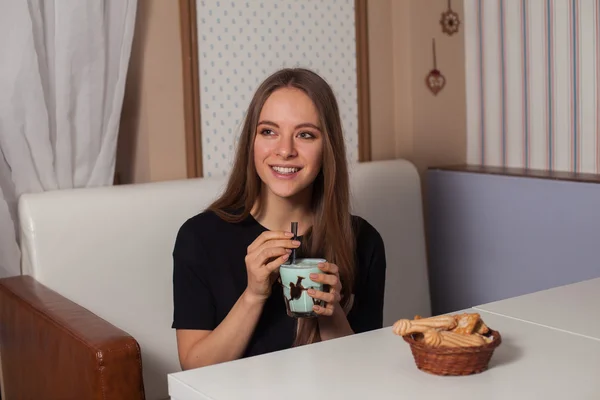 Jeune femme buvant du café — Photo