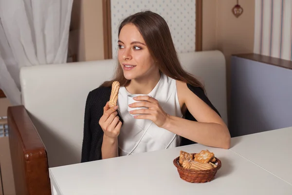 Mulher com biscoitos e chá — Fotografia de Stock