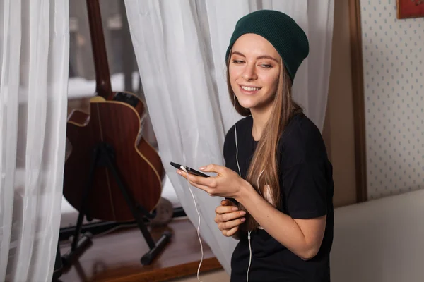 Vrouw hipster luisteren muziek — Stockfoto