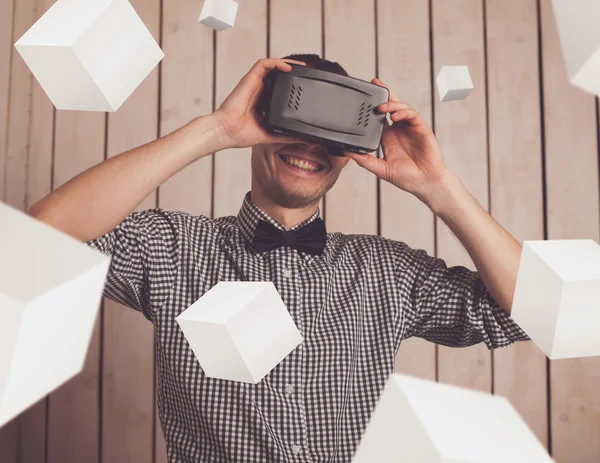 VR gözlüklü adam.