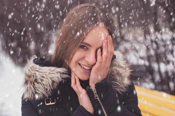 Жінка і сніг взимку — стокове фото