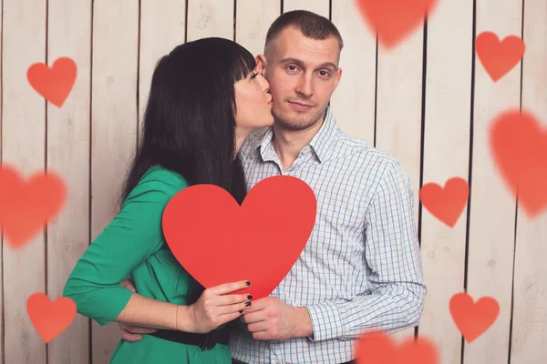 Casal com coração vermelho — Fotografia de Stock