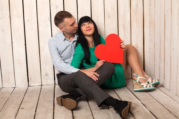 Casal com coração vermelho — Fotografia de Stock