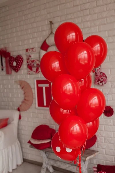 Oda her türlü kırmızı ve beyaz sembolleri Sevgililer tarzı ile dekore edilmiş — Stok fotoğraf