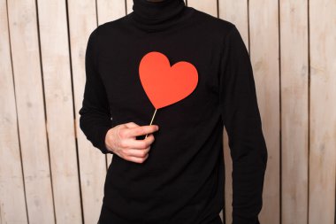 Kırmızı kalpli adam