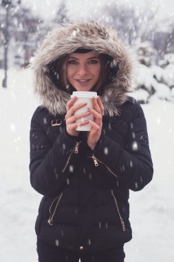 Sıcak içecek içen kadın.