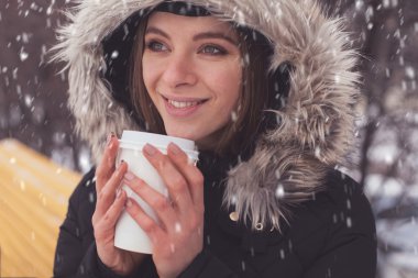 Sıcak içecek içen kadın.